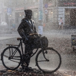 platz-4_avc-2-radfahrer-im-regen_tn